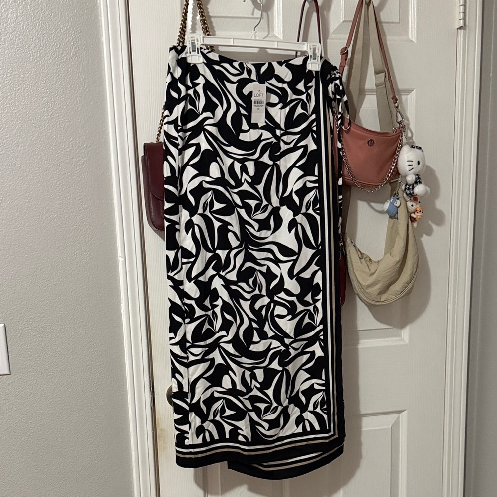 Loft skirt size 10 Black and White floral Patterned